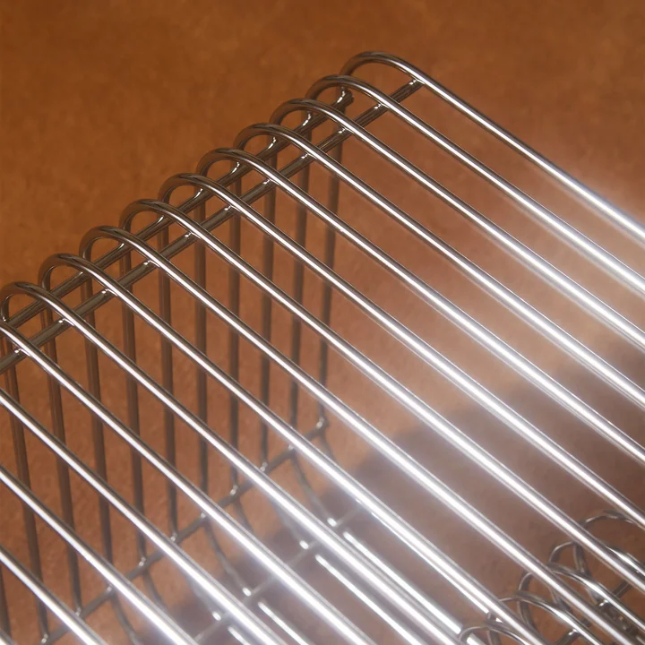 Curva Tabouret argenté de AYTM en détail