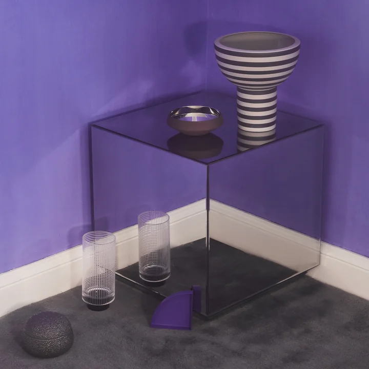 Vase sculptural Varia, Ø 23 x H 24 cm en beige / noir de AYTM sur la table