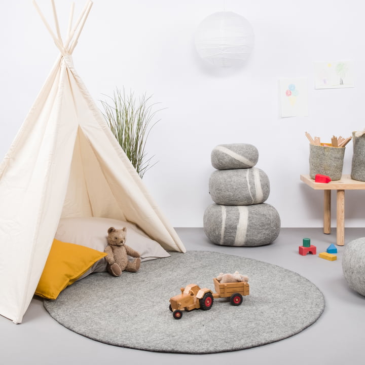 Tapis en feutre Carl de myfelt, Ø 90 cm dans la chambre d'enfant