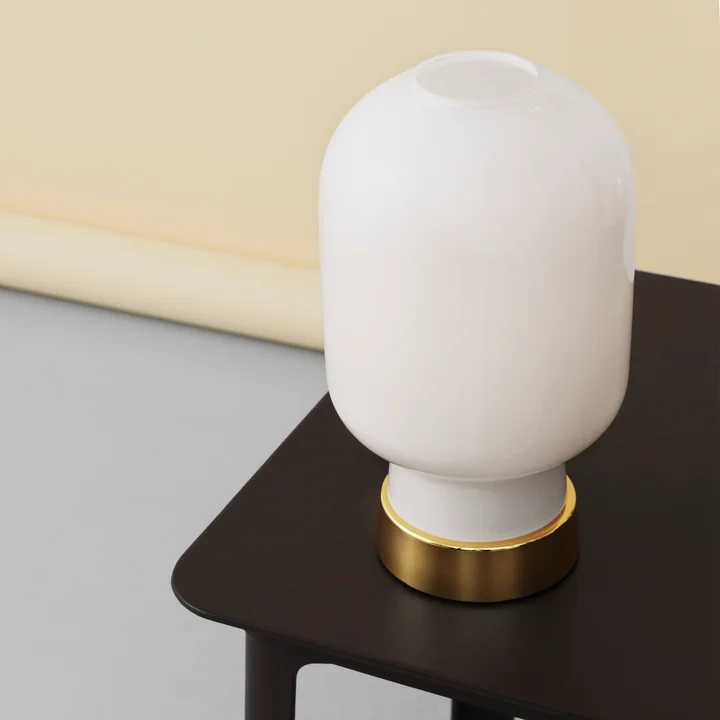 Lampe de table Amp de Normann Copenhagen en laiton / blanc