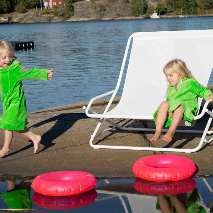 Dondolina Twin Fauteuil oscillant de Fiam au bord de l'eau