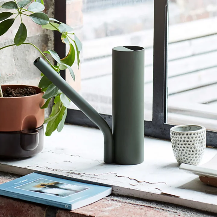 Arrosoir Grave de Northern en vert foncé sur le rebord de la fenêtre