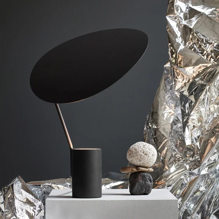 Lampe de table Ombre de Northern en noir sur la table