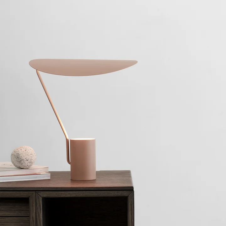 Lampe de table Ombre de Northern en beige chaud sur l'étagère