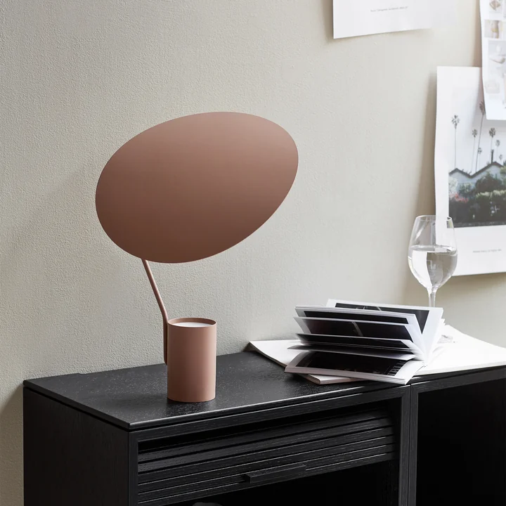 Lampe de table Ombre de Northern en beige chaud sur l'étagère