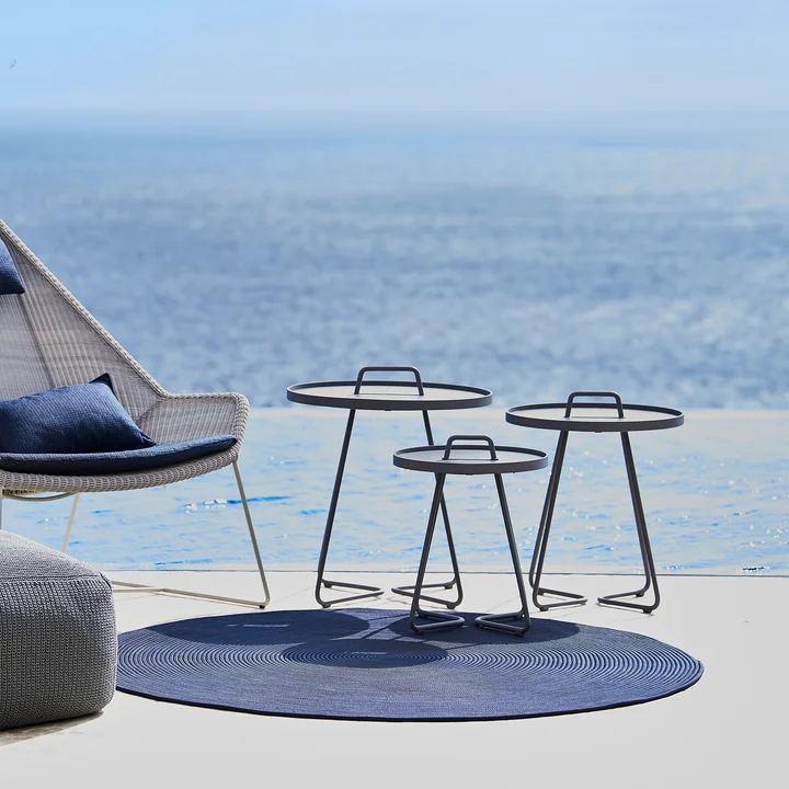 On-the-move Table d'appoint de Cane-line en gris clair