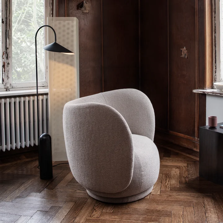 Rico Lounge Chair en bouclé sable et lampadaire Arum de Ferm Living dans le salon