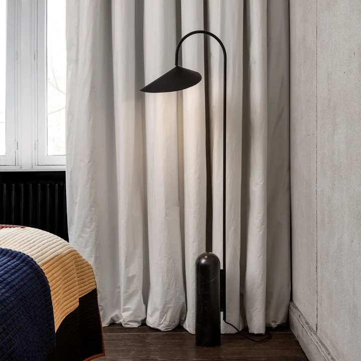 Lampadaire Arum en noir de Ferm Living in the bedroom