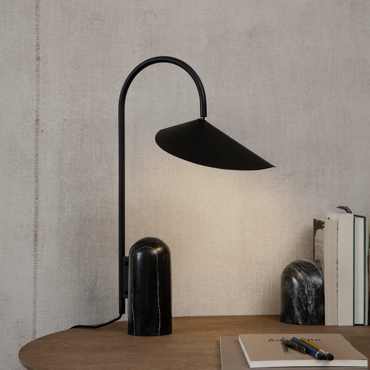 Arum lampe de table en noir de Ferm Living on your desk 