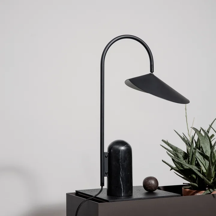 Lampe de table Arum en noir par Ferm Living on the Plant Box 