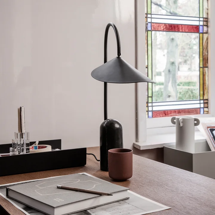 Arum lampe de table en noir de Ferm Living on your desk 