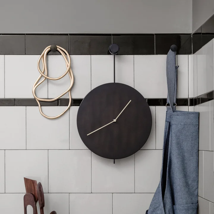 Trace horloge murale en noir / laiton de Ferm Living in the kitchen