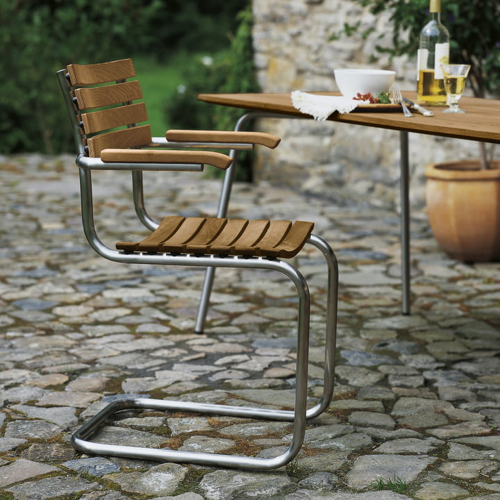 S 40 F F Fauteuil d'extérieur, structure ronde en tube d'acier inoxydable / assise et dossier Iroko huilé par Thonet sur la terrasse