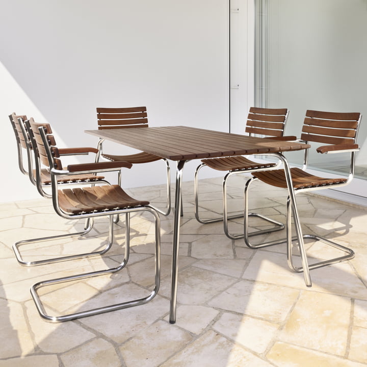 S 1040 table de jardin et S 40 chaises d'extérieur de Thonet sur la terrasse