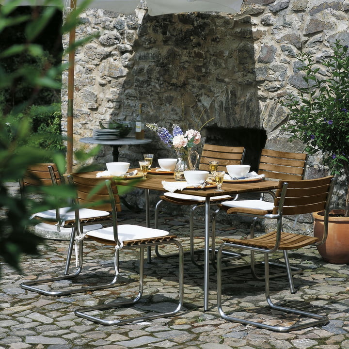 Table de jardin S 1040 et chaises S 40 Outdoor de Thonet sur la terrasse dans le jardin