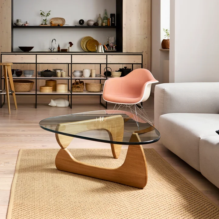 Eames Plastic Armchair RAR (entièrement rembourré) avec Coffee Table Chêne (édition limitée) de Vitra