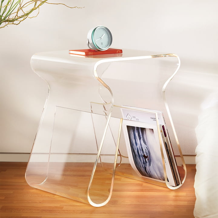 Tabouret Magino et collectionneur de magazines en clair d'Umbra comme table de nuit