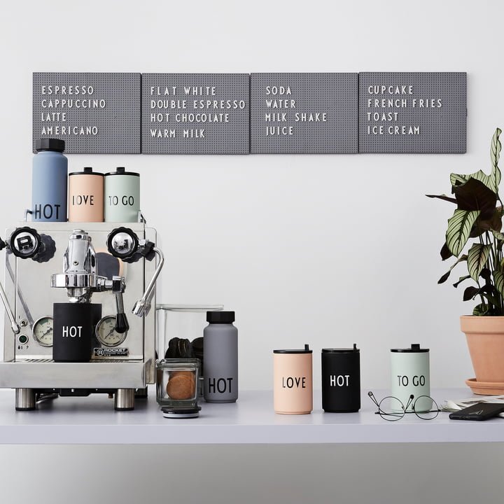 Tableau d'affichage avec lettres et bouteille thermos AJ Hot & Cold de Design Letters au café