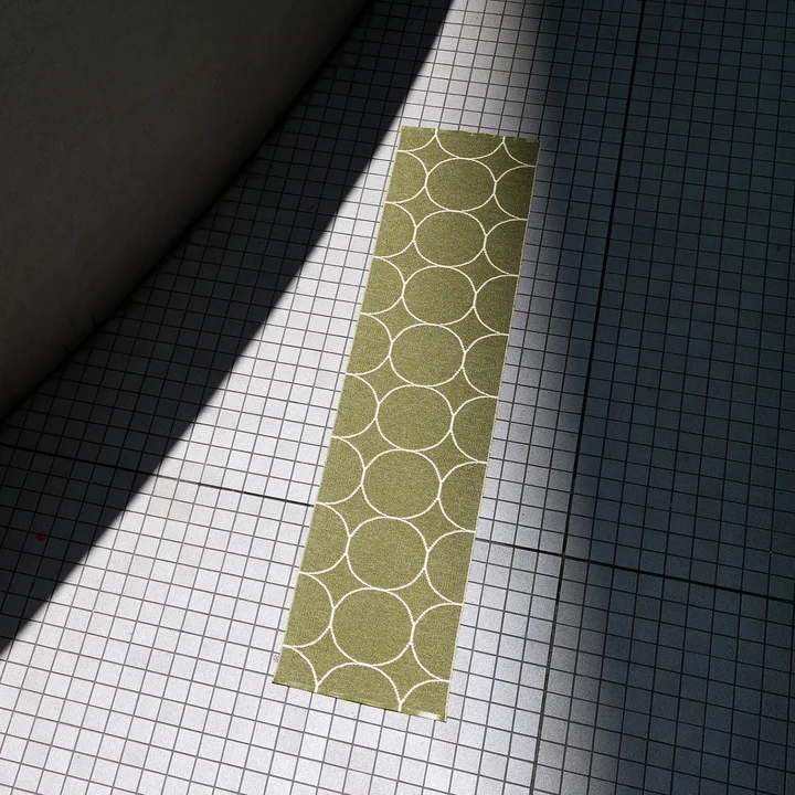 Tapis réversible Boo, 70 x 300 cm en olive foncé / vanille de Pappelina 