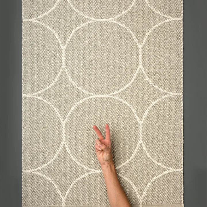 Tapis réversible Boo en lin / vanille de Pappelina 