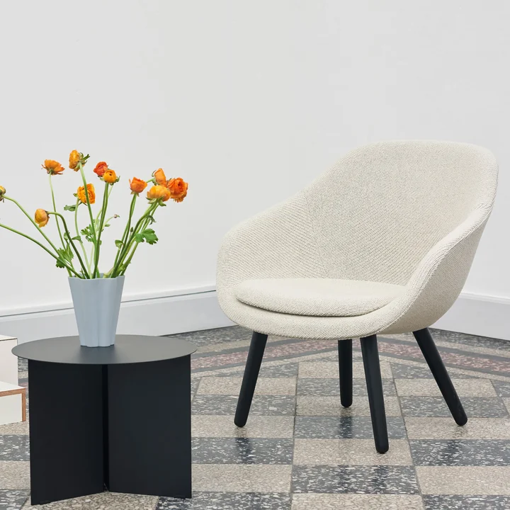 About A Lounge Chair AAL 82 avec Slit Table Round de HAY