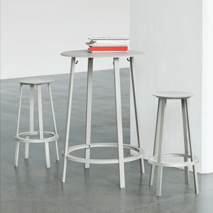 Revolver Table haute et tabourets de bar de HAY