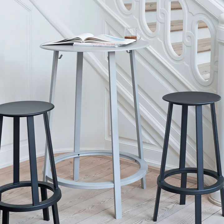 Revolver Table haute et tabourets de bar de HAY