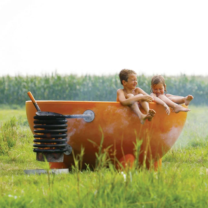 Dutchtub Original par Weltevree sur la prairie en plein air