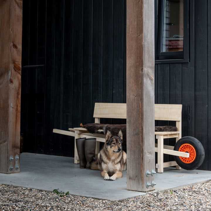 Wheelbench de Weltevree avec peau de mouton devant la maison 