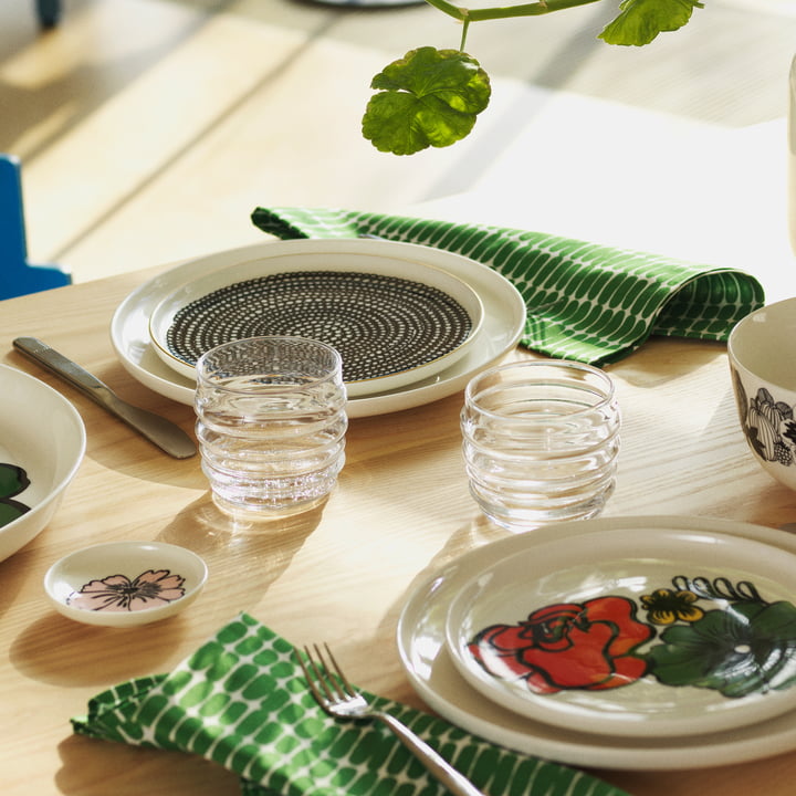 Sukat Makkaralla Verre à eau, assiette Oiva Eläköön Elämä et assiette Oiva Räsymatto de Marimekko