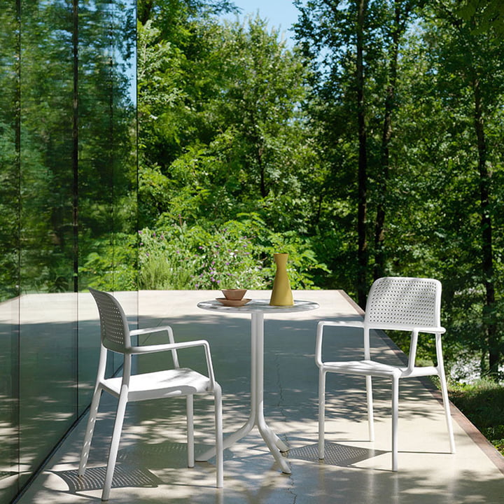 Chaise à accoudoirs Bora et table Step de Nardi dans le jardin