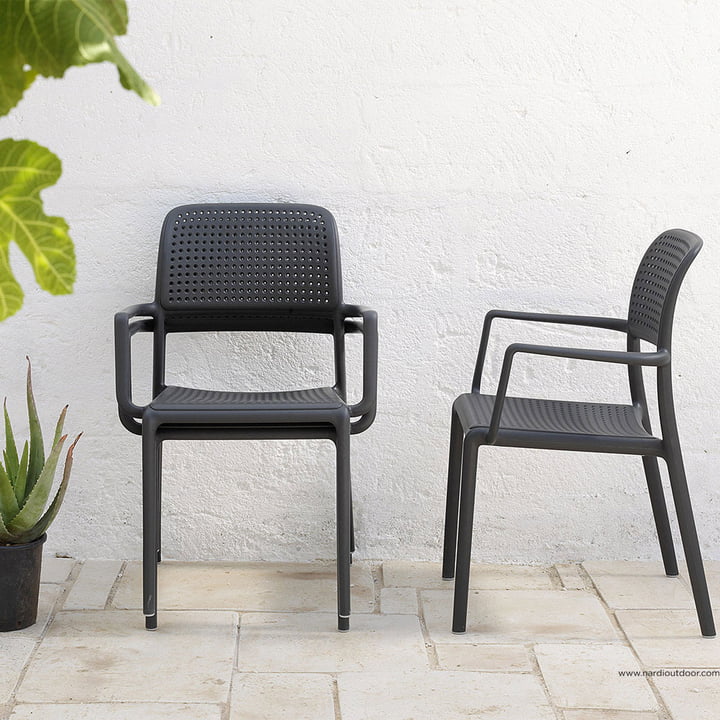 Bora Chaise avec accoudoirs de Nardi vue de face et de côté - empilée