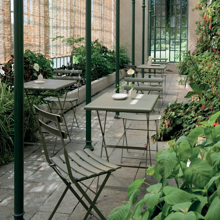 Arc en Ciel Table et chaise pliantes de Emu au café