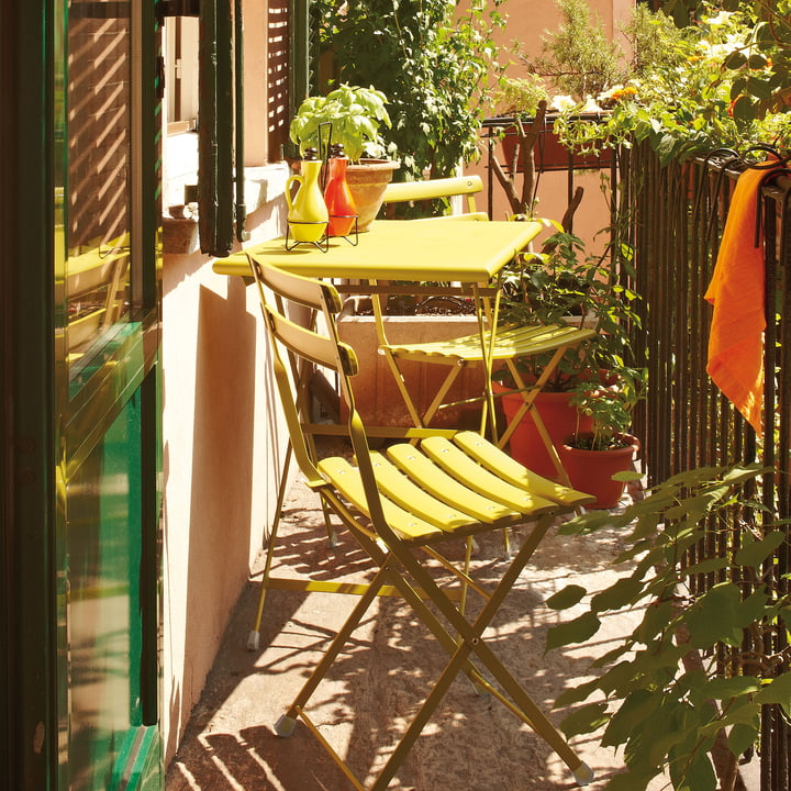 Arc en Ciel Table et chaise pliantes de Emu sur le balcon.