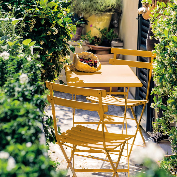 Arc en Ciel Table et chaise pliantes de Emu dans le jardin