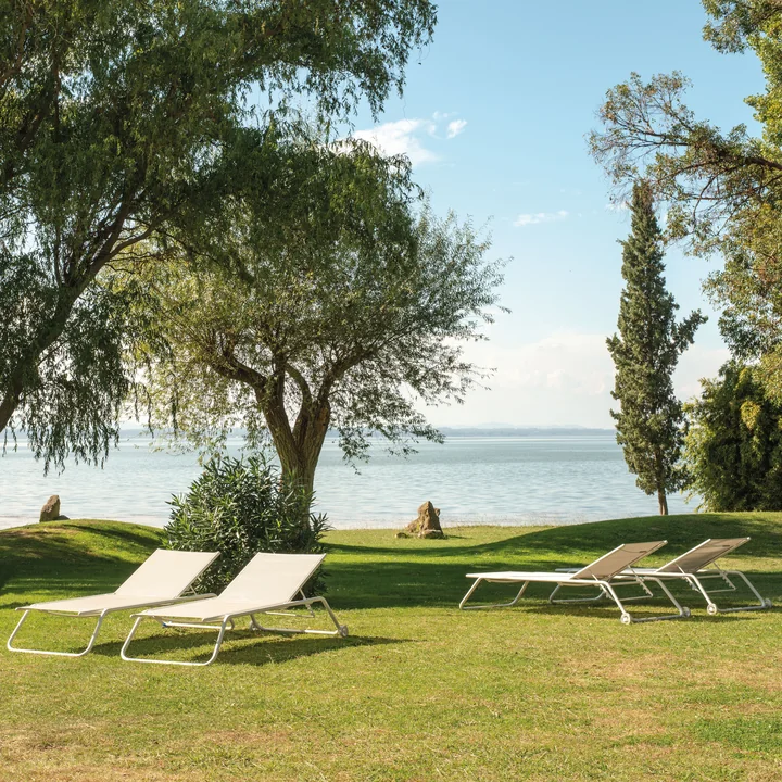 Lit de bronzage Snooze en blanc par Emu dans le parc