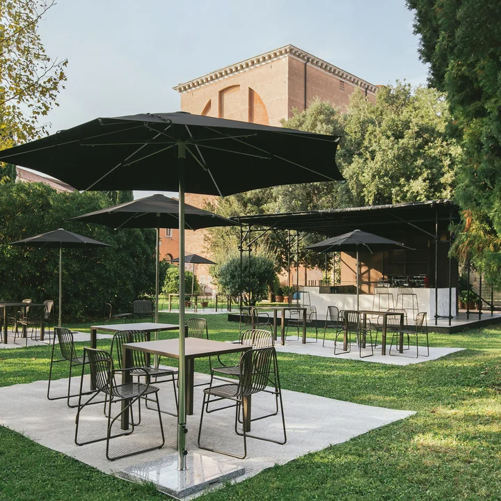 Riviera chaise et table d'Emu dans le jardin 