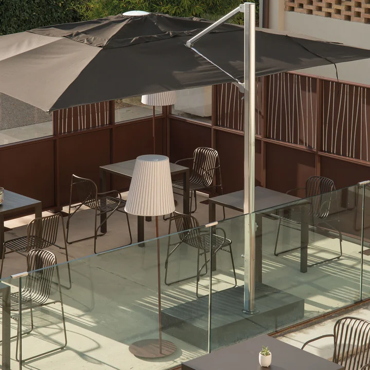 Riviera chaise et table par Emu au restaurant