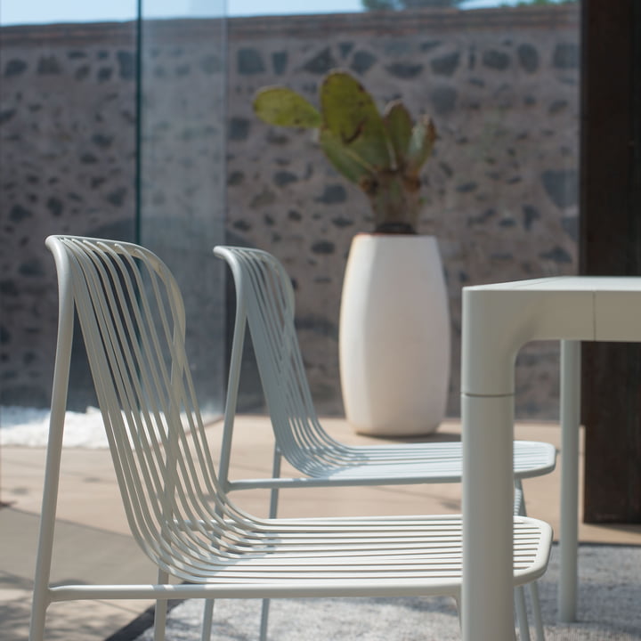 Chaise et table Riviera d'Emu sur la terrasse 