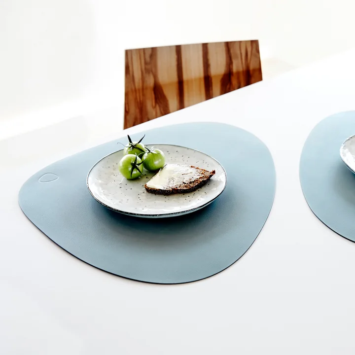 Set de table Curve L by Lind DNA en Nupo bleu clair