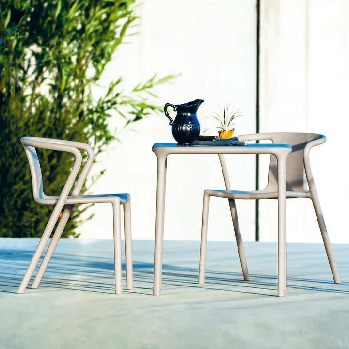 Air Table Outdoor, 65 x 65 cm en beige et Air Armchair de Magis sur la terrasse