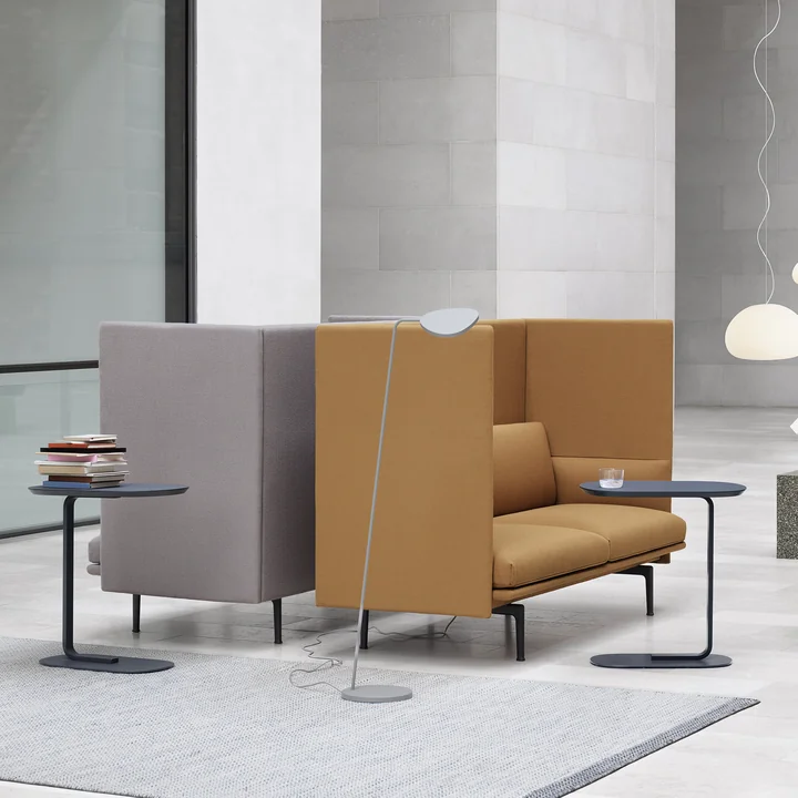 Relate Side Table de Muuto à côté du canapé