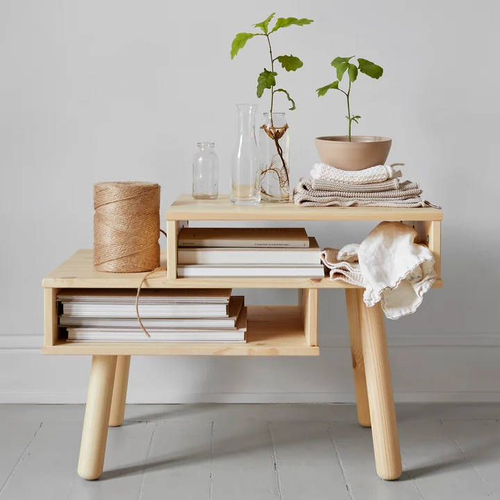 Table basse Hako en nature décorée par Karup Design avec des plantes et des livres