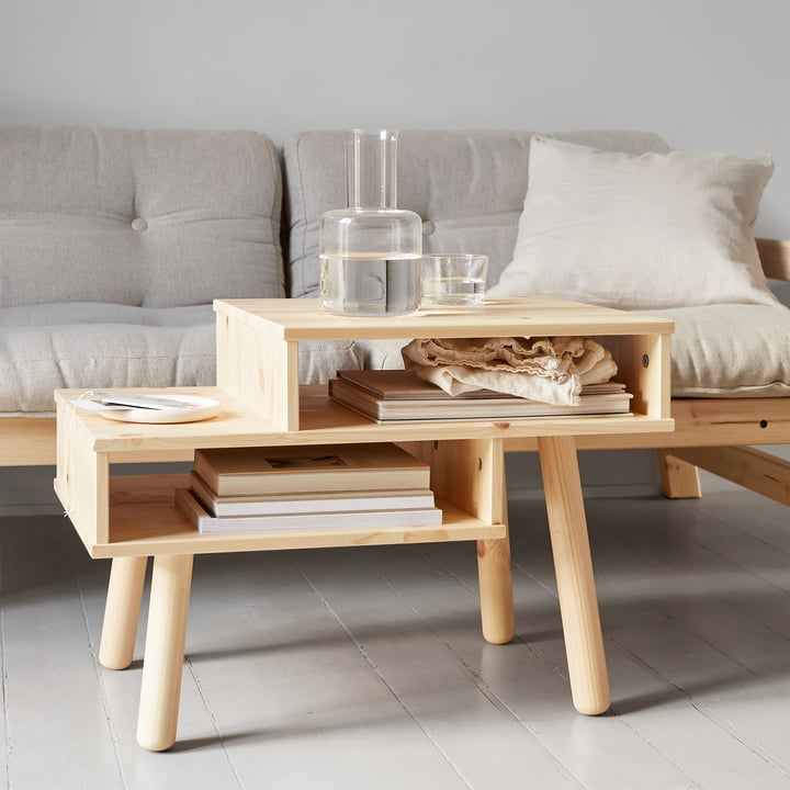 Table basse Hako en nature par Karup Design devant le canapé