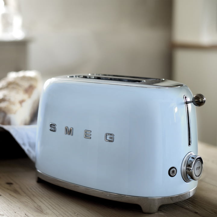 Grille-pain 2 tranches TSF01 en vert pastel de Smeg sur la table du petit déjeuner