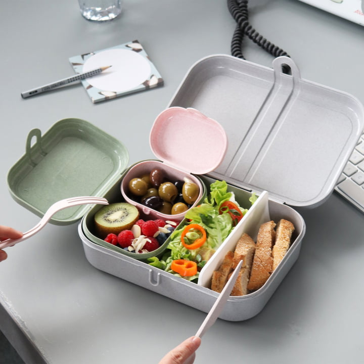 Pascal Lunchbox de Koziol avec du pain, des fruits et des légumes