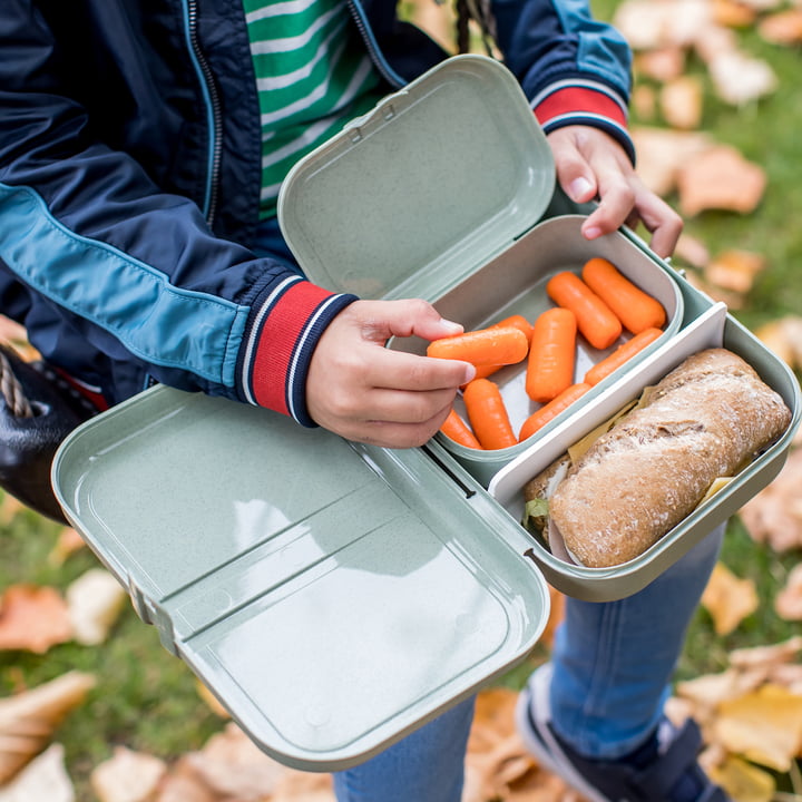 Pascal Lunchbox organic green de Koziol avec du pain et des légumes