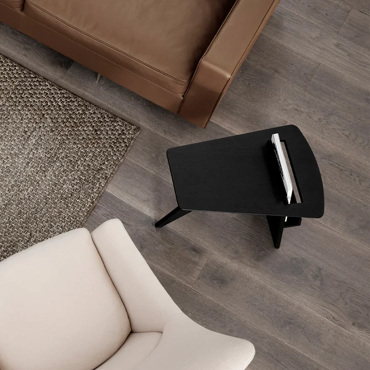 Table d'appoint Risom magazine en chêne laqué noir par Frédéricia à côté du canapé et du fauteuil