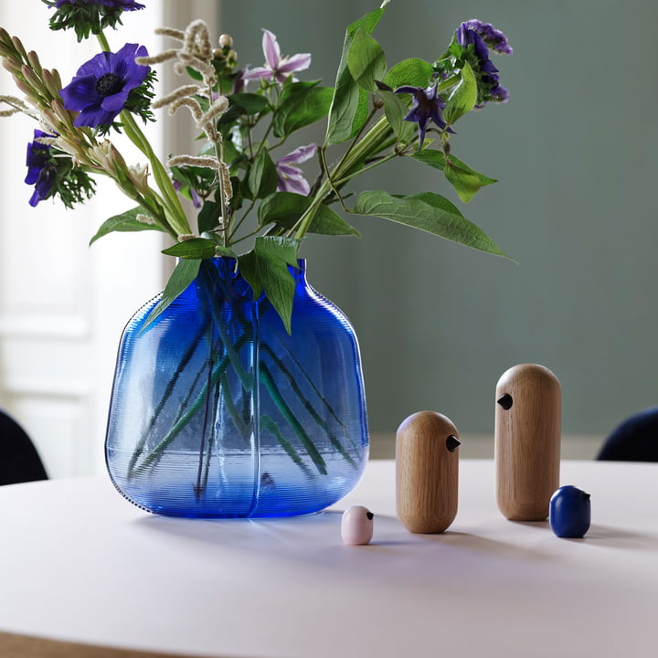 Step Vase H 23 cm en bleu de Normann Copenhagen avec bouquet de fleurs