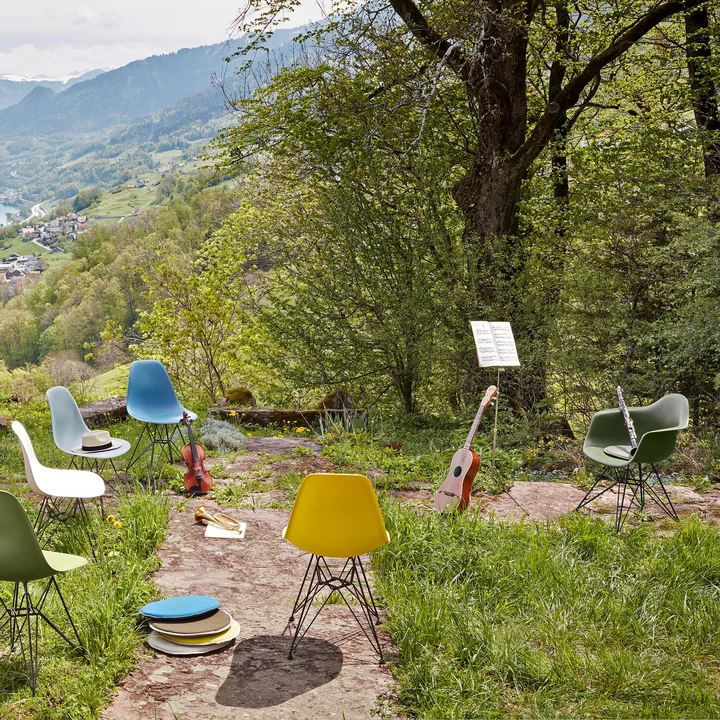 Eames Plastic Armchair DAR de Vitra